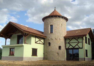 Maison avec tour en pierre