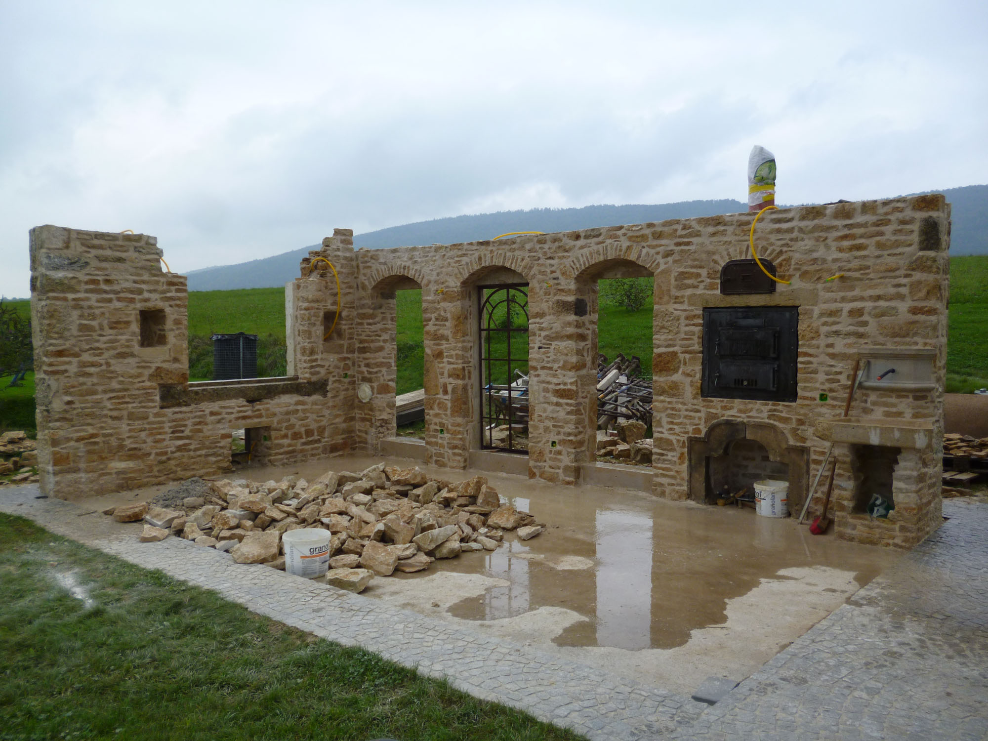 photo de mur en construction avec des voutes pierre naturele